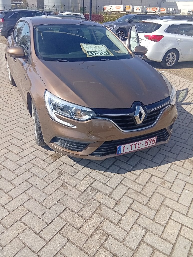 Renault Mégane 2017 Essence avec seulement 63000 Km, Auto's, Renault, Voorwielaandrijving, Stof, 4 cilinders, Bruin