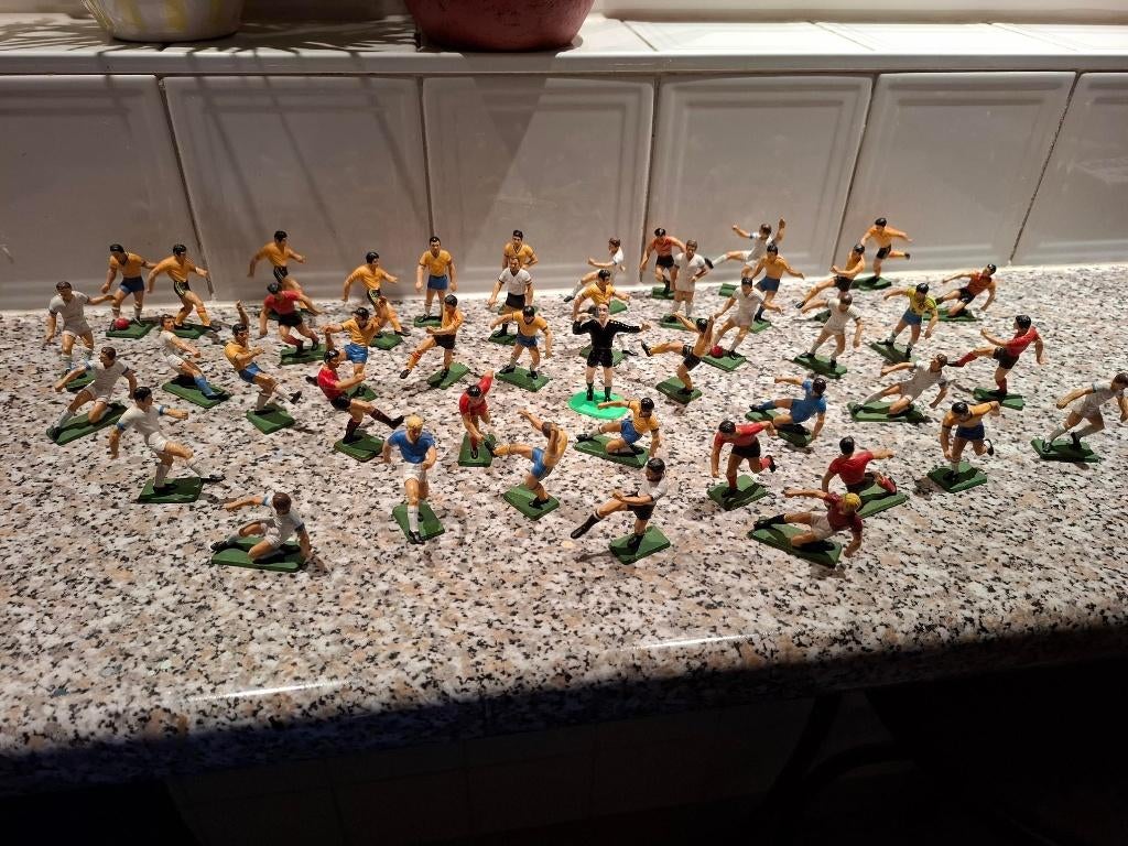 44 Starlux-voetballers + 1 scheidsrechter 54mm, Enlèvement ou Envoi, Comme neuf, Plus grand que 1:35, Personnage ou Figurines