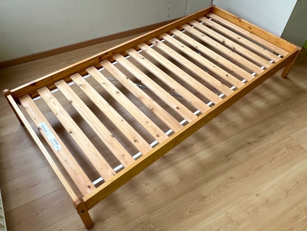 Lit IKEA en pin massif 90 x 200 cm + sommier à lattes, Huis en Inrichting, Slaapkamer | Bedden, Ophalen, Gebruikt, 90 cm, Eenpersoons
