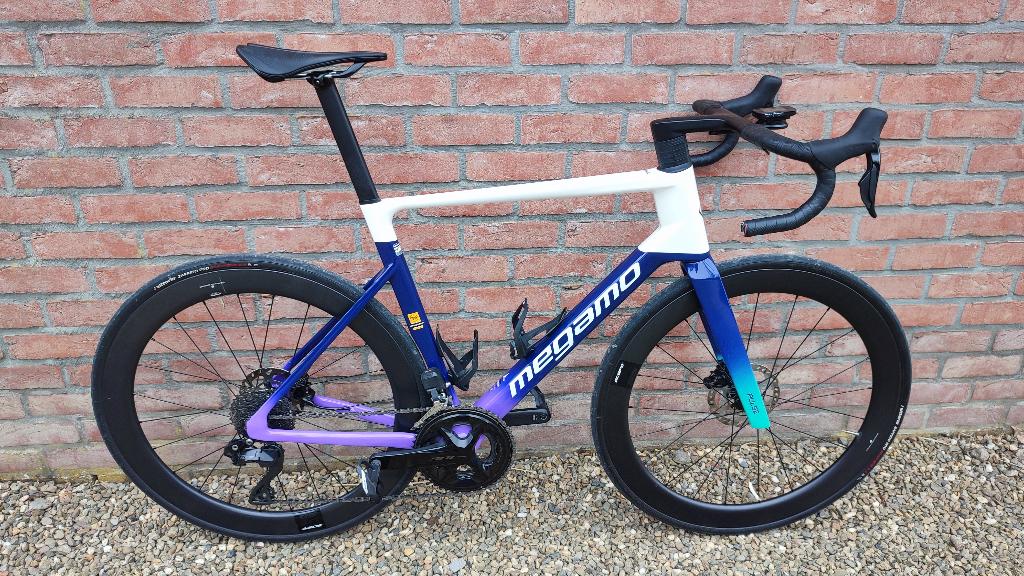 Vélo de route MÉGAMO PULSE ÉLITE team buffalo édition, Fietsen en Brommers, Zo goed als nieuw, Schijfrem, 53 tot 57 cm, Ophalen