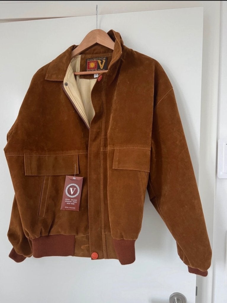 Bomber en daim NOUVEAU, Neuf, Vanity, Enlèvement ou Envoi, Taille 52/54 (L)