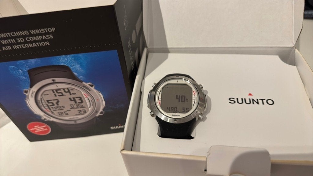 SUUNTO D6i elastomer Silver (ordinateur plongée semi-pro), Enlèvement ou Envoi, Comme neuf, Ordinateur de plongée