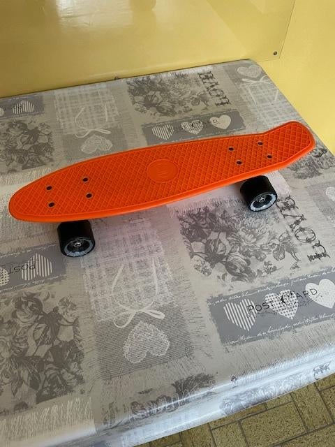 Skateboard + bescherm set + helm, Sport en Fitness, Skateboarden, Zo goed als nieuw, Skateboard, Ophalen of Verzenden