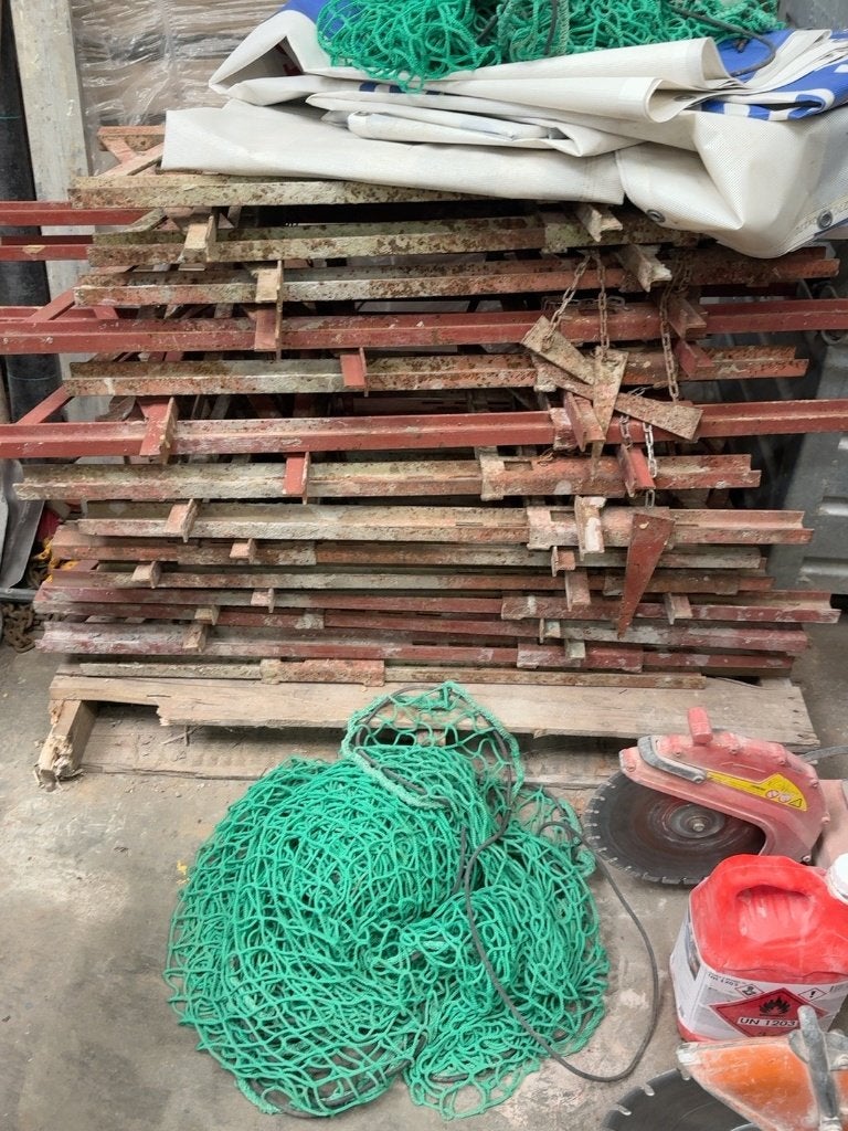 Bekisting, schragen, mortelbakken en hijsmateriaal, Ophalen