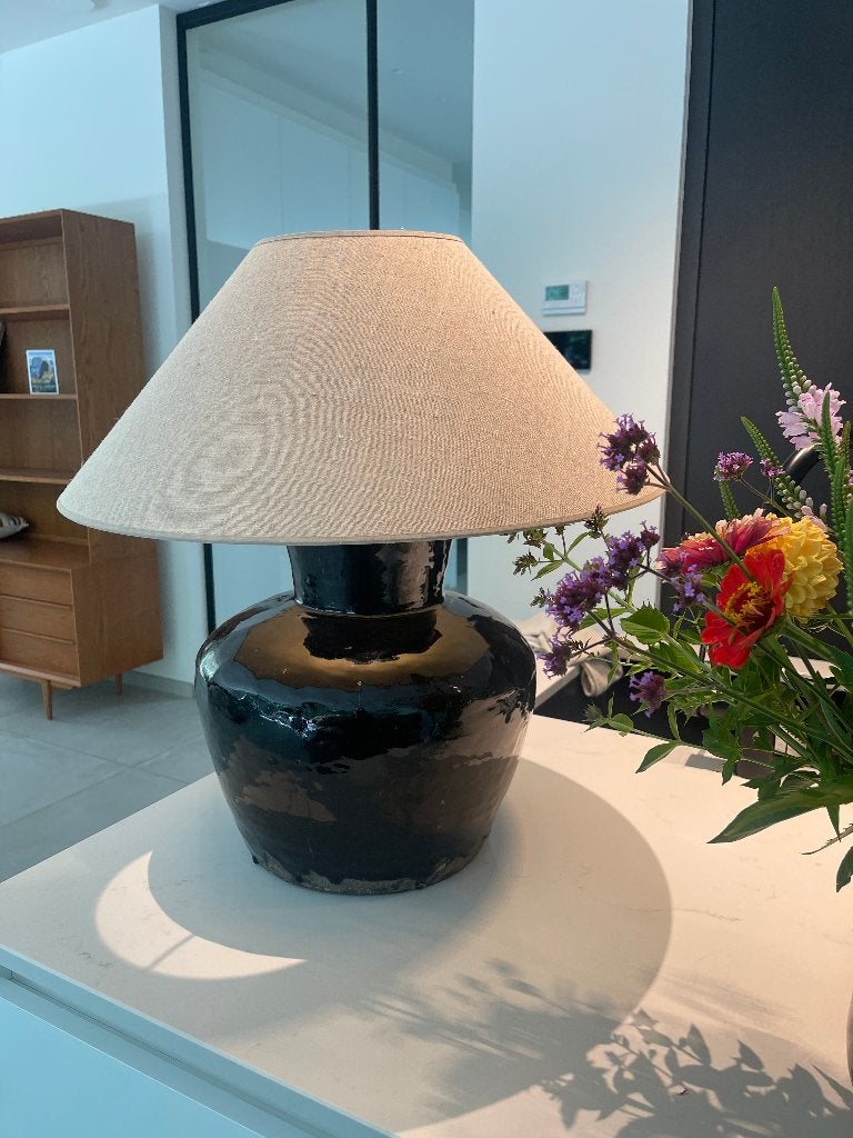 Antieke keramieken lamp – zwart met naturel linnen lampenkap, Ophalen