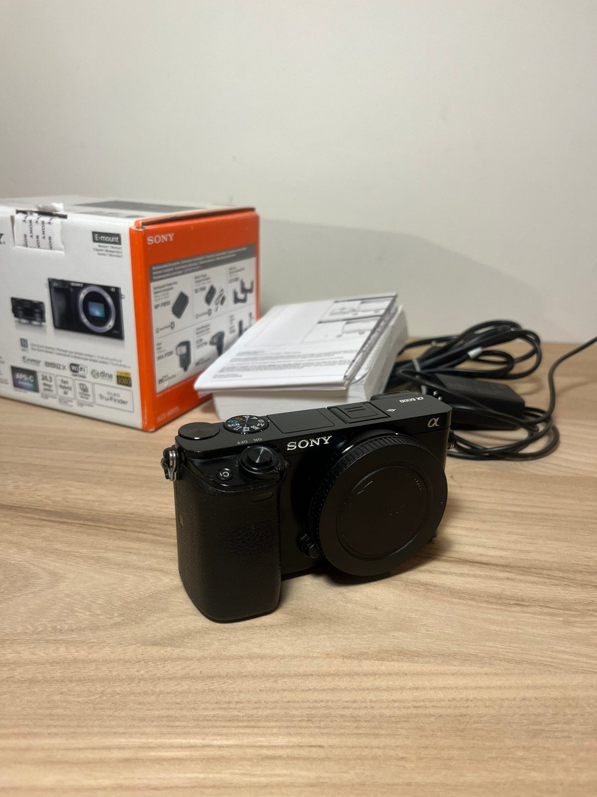 Sony a6000 - body en originele verpakking, NFC, Oplader, Ophalen of Verzenden, Zo goed als nieuw