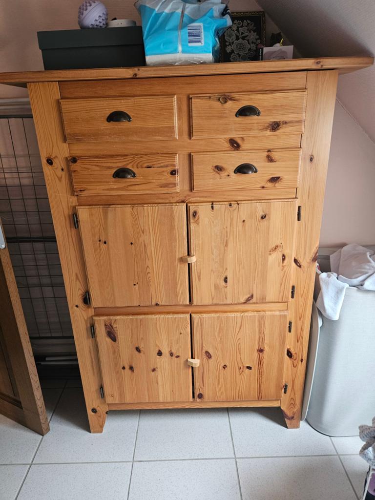 Beau meuble en pin, Pin