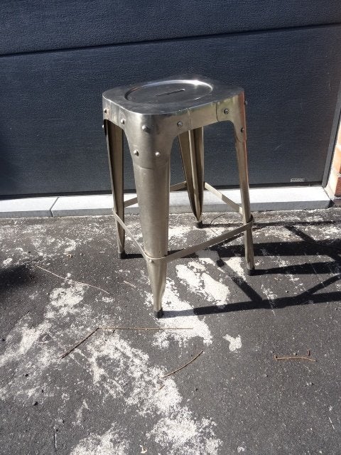 Tabouret de bar design industriel en acier avec rivets–, Antiquités & Art, Enlèvement ou Envoi
