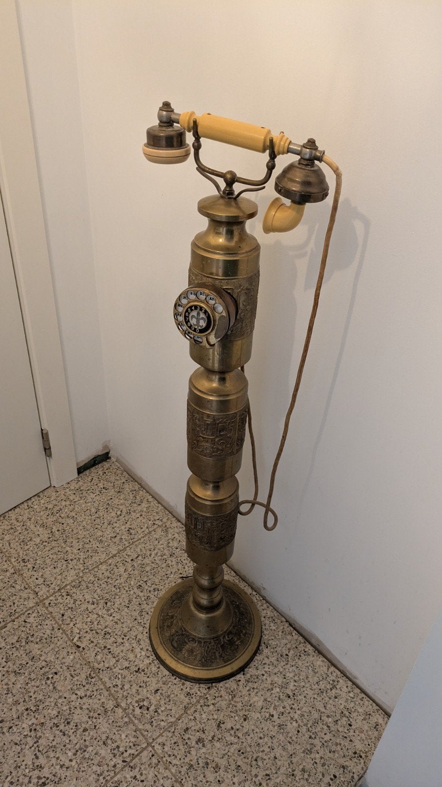 Antieke telefoon op statief James Mont in koper- en messings, Antiek en Kunst, Antiek | Brons en Koper, Ophalen, Koper