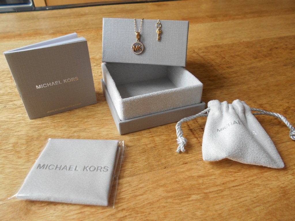 MIKAEL KORS...colier +pendentif  doré, Handtassen en Accessoires, Kettingen, Gebruikt, Overige kleuren, Zilver, Ophalen