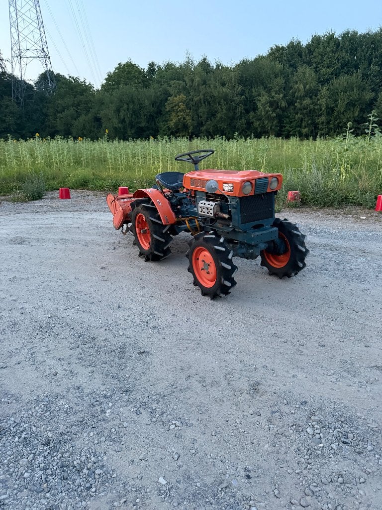 *magnifique Kubota b6000 16ch 4x4 compact avec tuile*