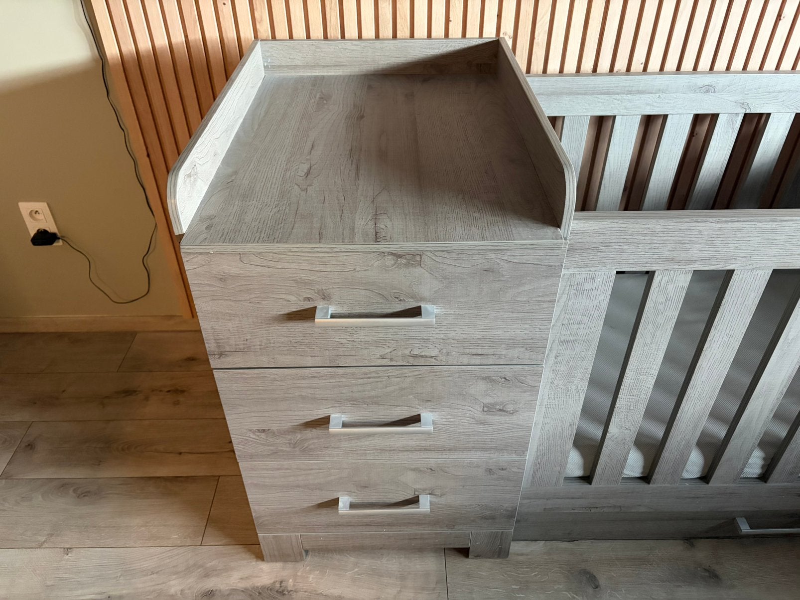 Babybed met kast, Kinderen en Baby's, Kinderkamer | Complete kinderkamers, Ophalen, Zo goed als nieuw