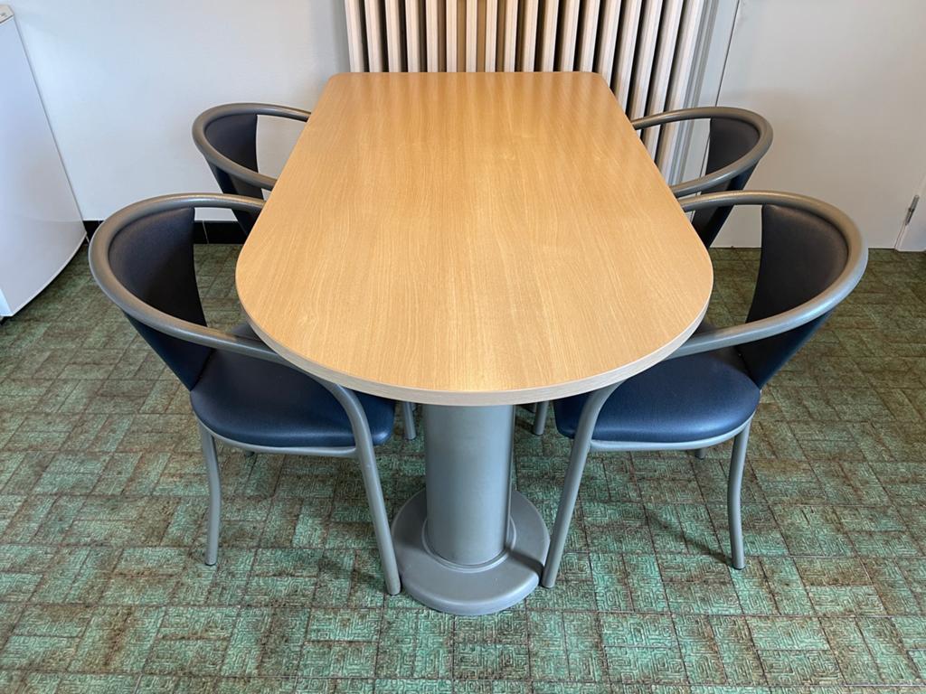 Tafel en 4 heel stevige stoelen, Huis en Inrichting, Tafels | Eettafels, Ophalen, Gebruikt