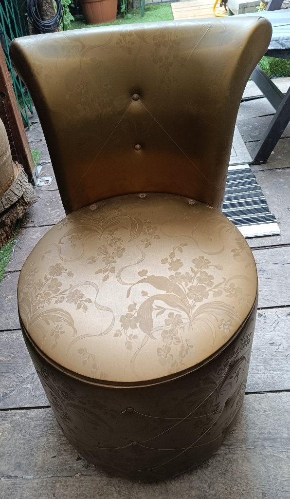 Decoratief zeteltje met goudkleurig satijnglans te koop., Ophalen