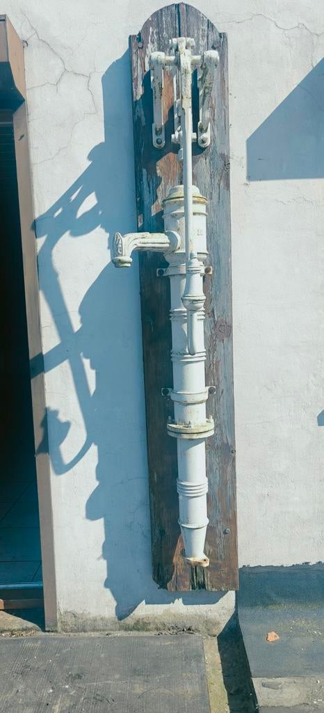 Ancienne pompe à eau murale en fonte, grande taille  1m90.