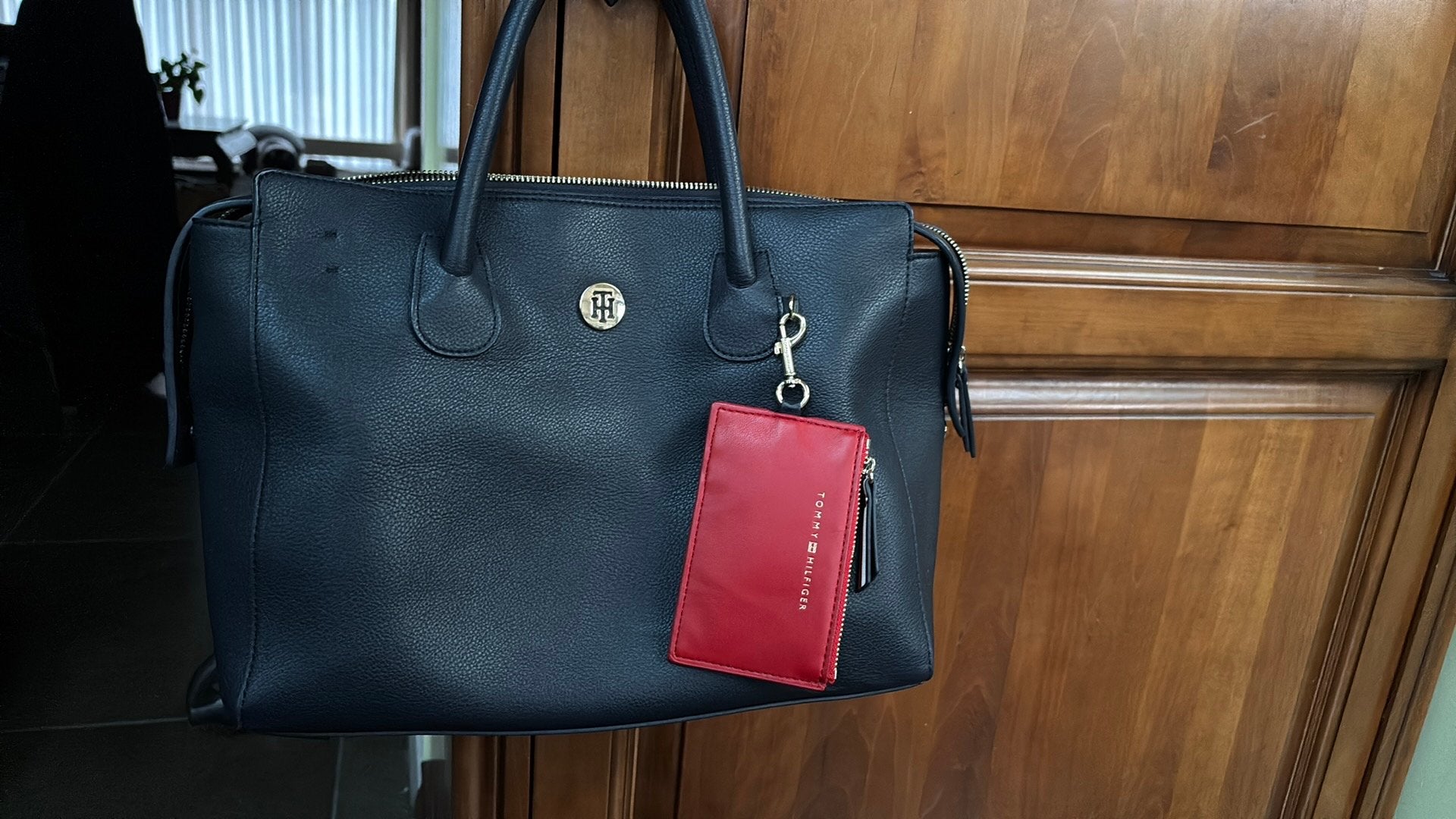 Blauwe Tommy Hilfiger lederen handtas en rode geldbeugel, Ophalen, Blauw, Minder dan 40 cm, Minder dan 20 cm