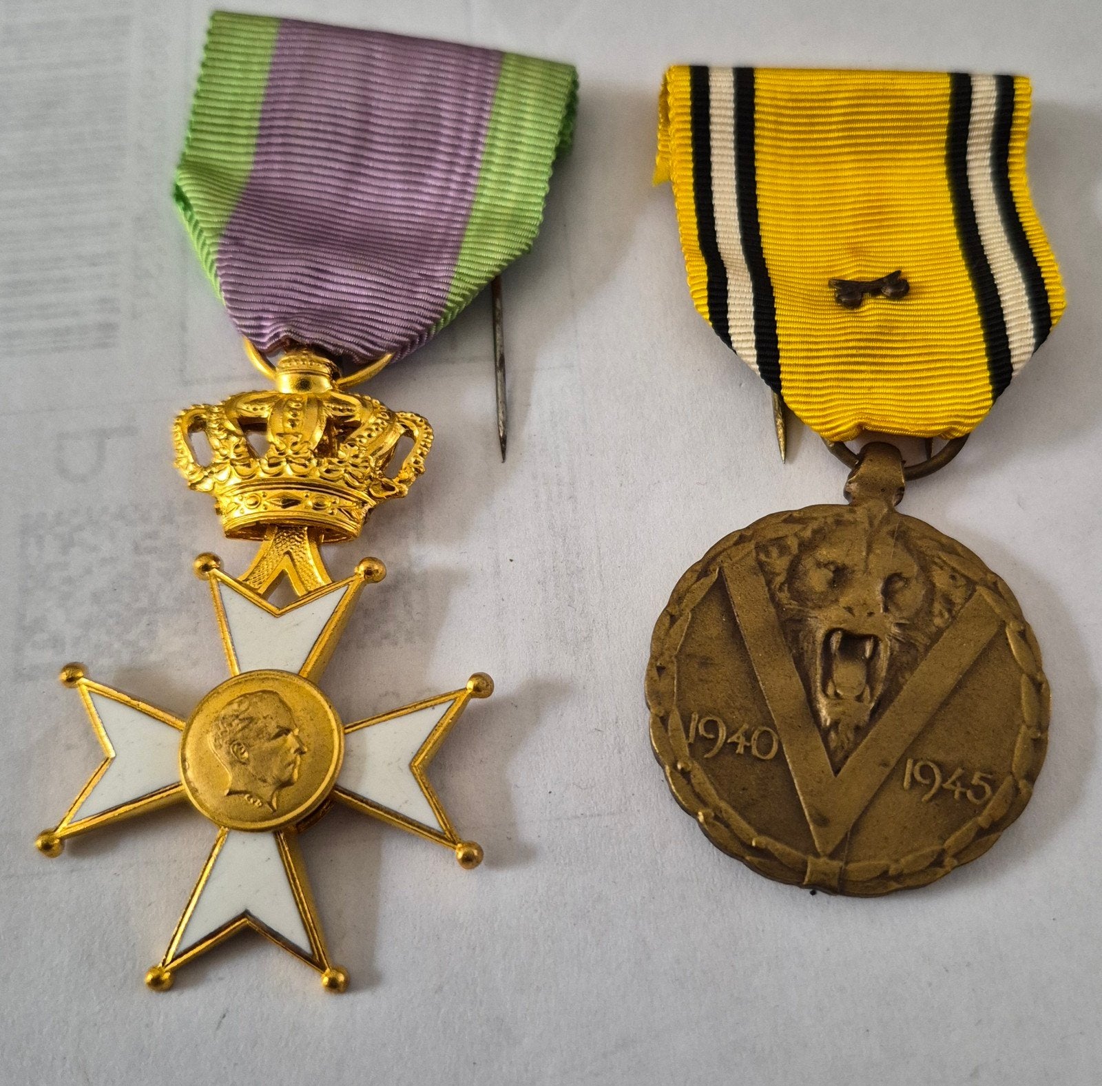 Twee medailles in een set. Belgen LLgM, Ophalen of Verzenden, Overige soorten, Embleem of Badge