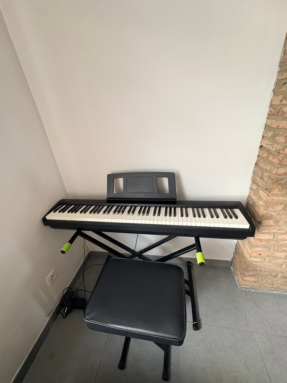 Piano Roland FP 10 BK sous garantie, Muziek en Instrumenten, Ophalen, Zo goed als nieuw, Roland