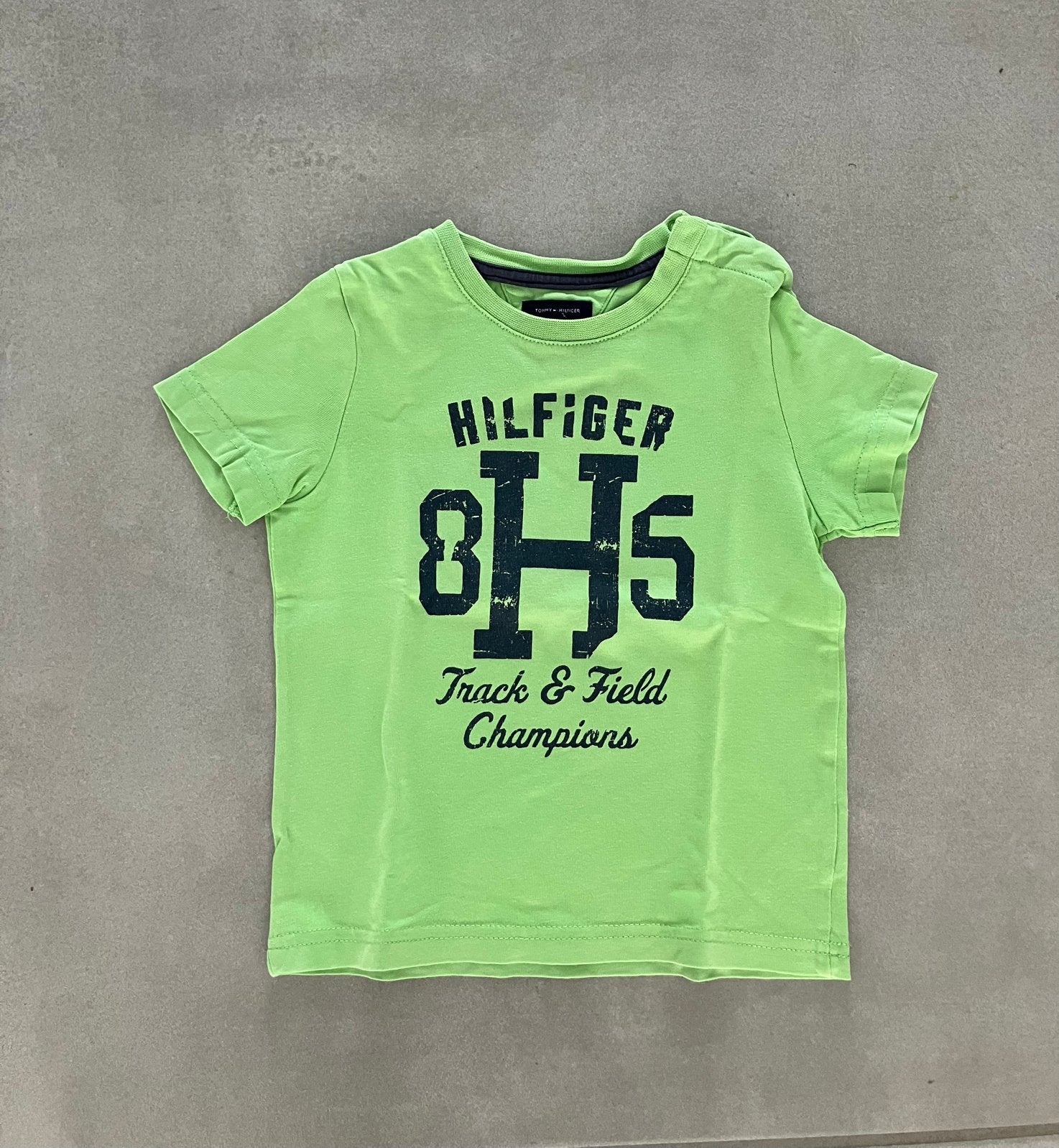Tommy Hilfiger groene T-shirt maat 2 jaar, Kinderen en Baby's, Kinderkleding | Maat 92, Ophalen, Zo goed als nieuw, Jongen, Shirt of Longsleeve