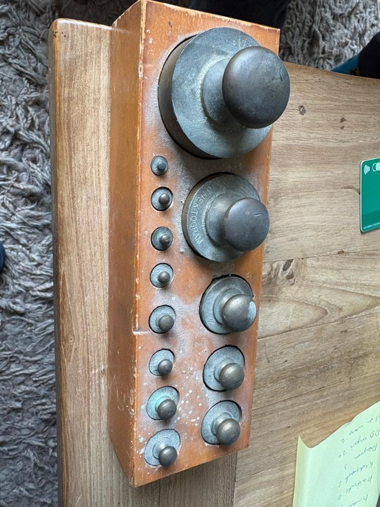 Antieke gewichtjes voor apothekersweegschaal, Muziek en Instrumenten, Overige Muziek en Instrumenten, Ophalen, Zo goed als nieuw