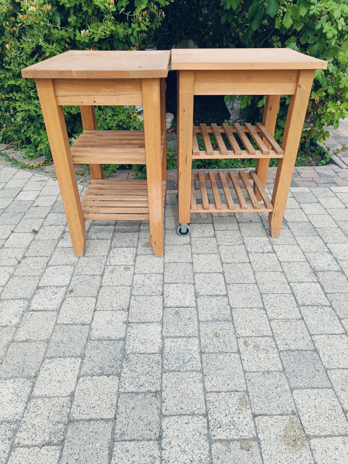 2 tables en bois avec roulettes sur un côté, Maison & Meubles, Cuisine | Éléments de cuisine, Enlèvement