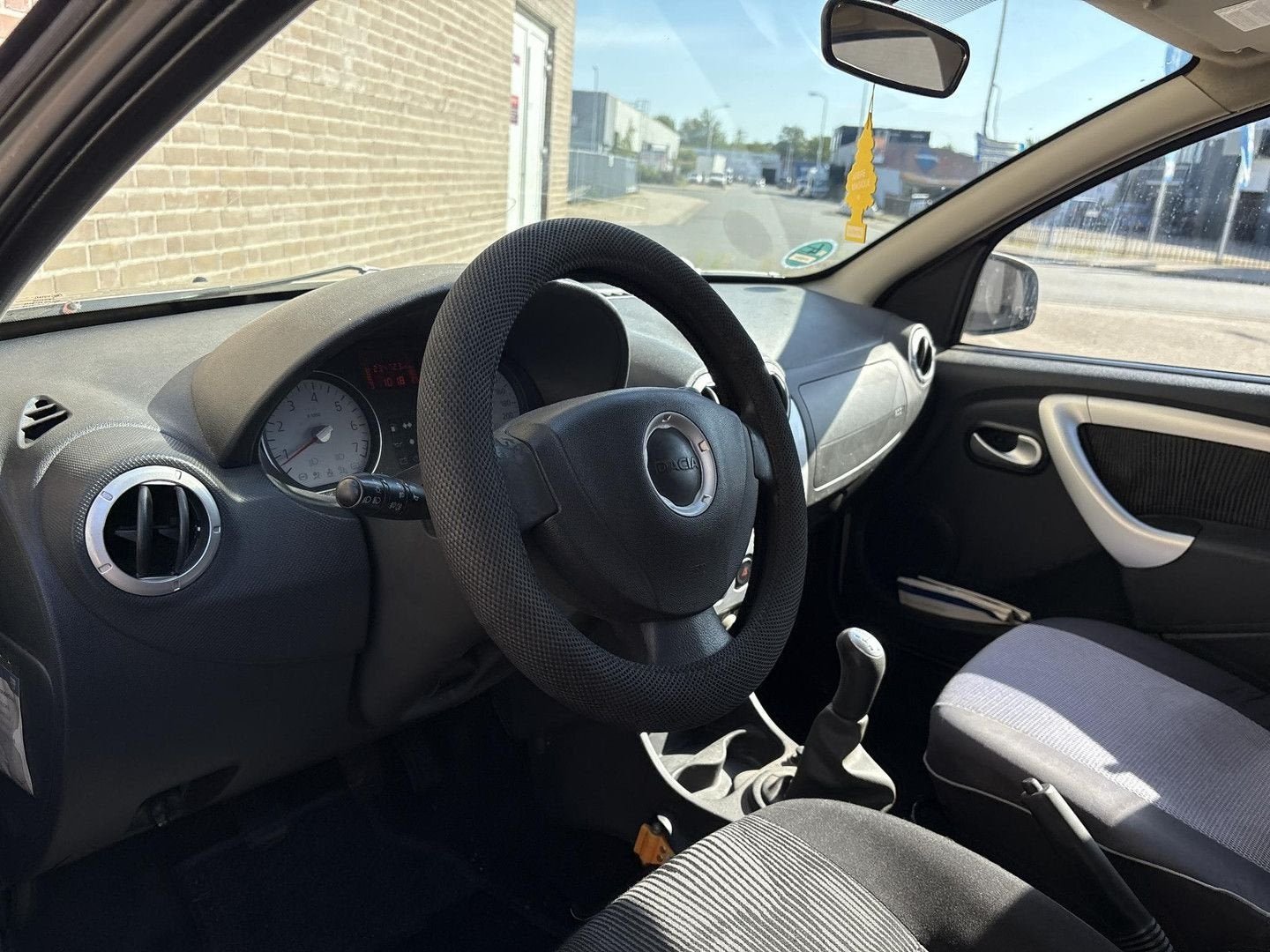 Dacia Sandero 1.2 Lauréate Koppeling slipt | Airco | APK 04-, Autos, Dacia, Argent ou Gris, Achat, 139 g/km, Entreprise