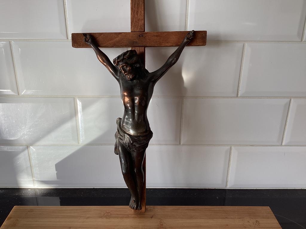 Belle figure du Christ sur un crucifix antique, Antiquités & Art, Enlèvement ou Envoi