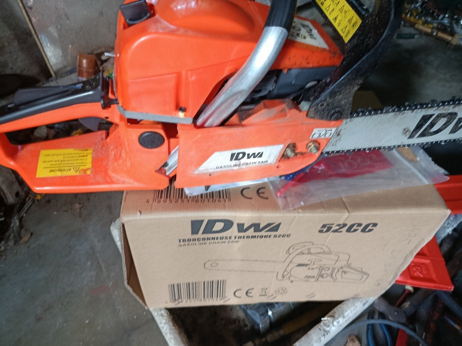 Boomzaag op benzine weinig gebruikt met nieuwe ketting 85€, Ophalen, Zo goed als nieuw, Kettingzaag
