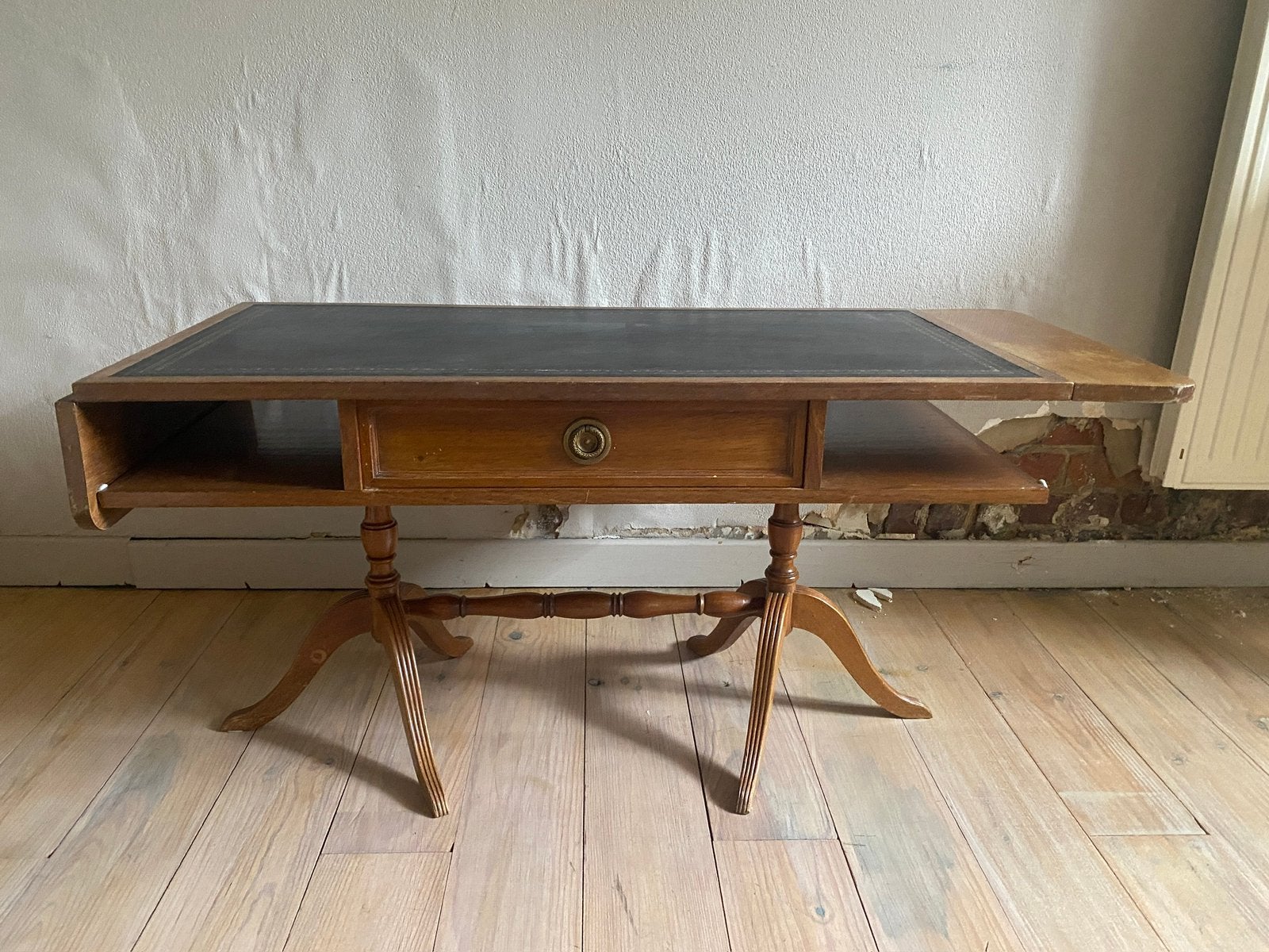 Table basse vintage d'inspiration classique à restaurer, Maison & Meubles, 100 à 150 cm, 25 à 50 cm, Enlèvement, Utilisé