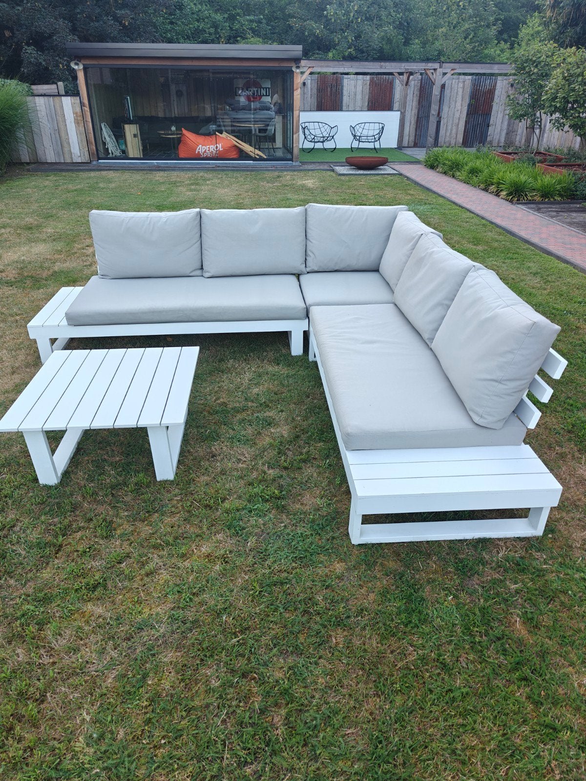 Loungeset wit onderstel , grijze kussens, Ophalen, Loungeset