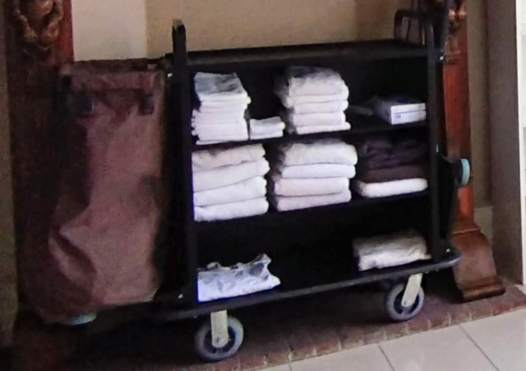Chariot à linge d'hôtel en métal noir sur roulettes., Maison & Meubles, Maison & Meubles | Autre, Enlèvement
