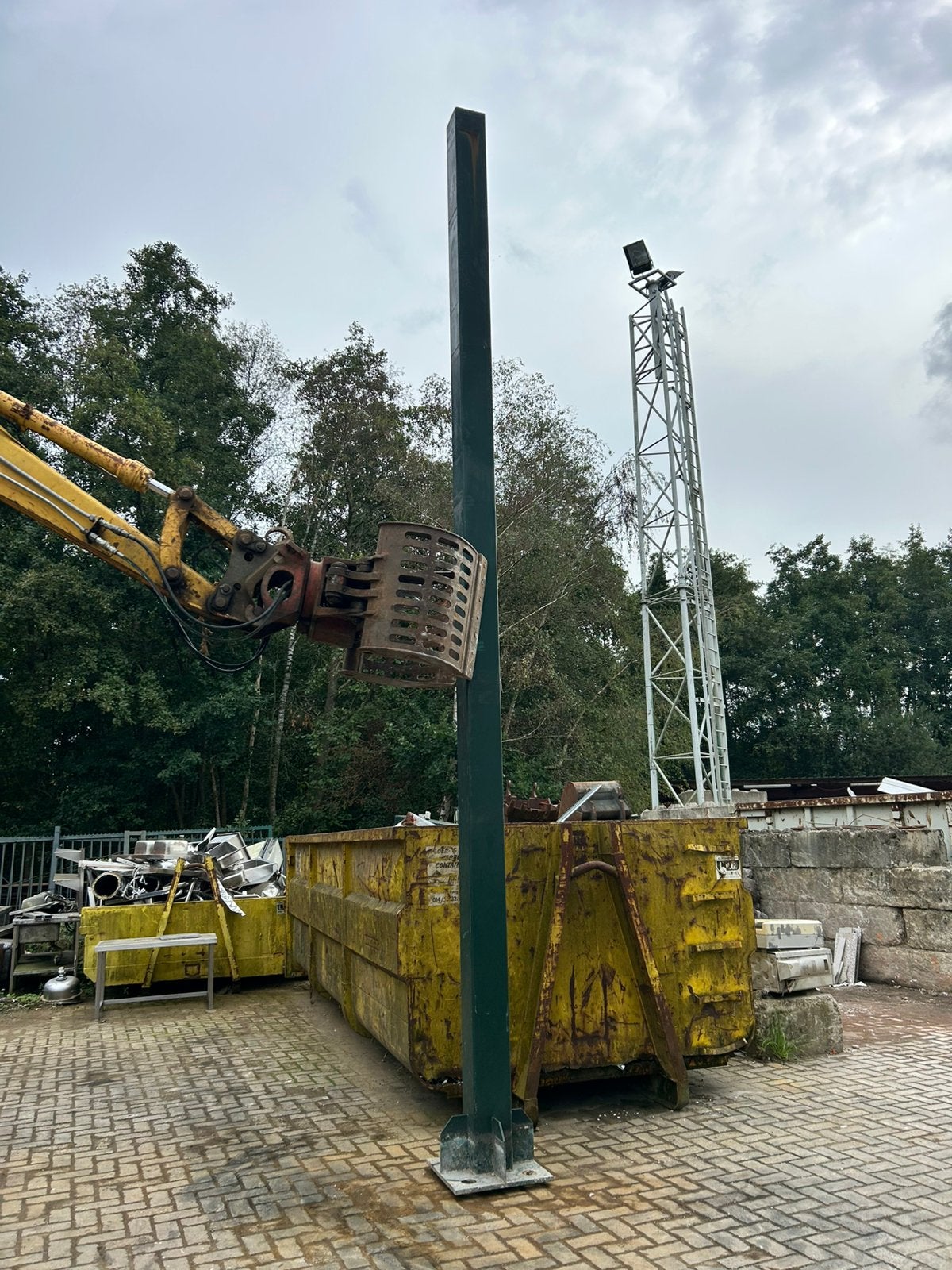 2x stalen paal/koker met voet +-6m lang, Doe-het-zelf en Bouw, Ophalen, Zo goed als nieuw, IJzer