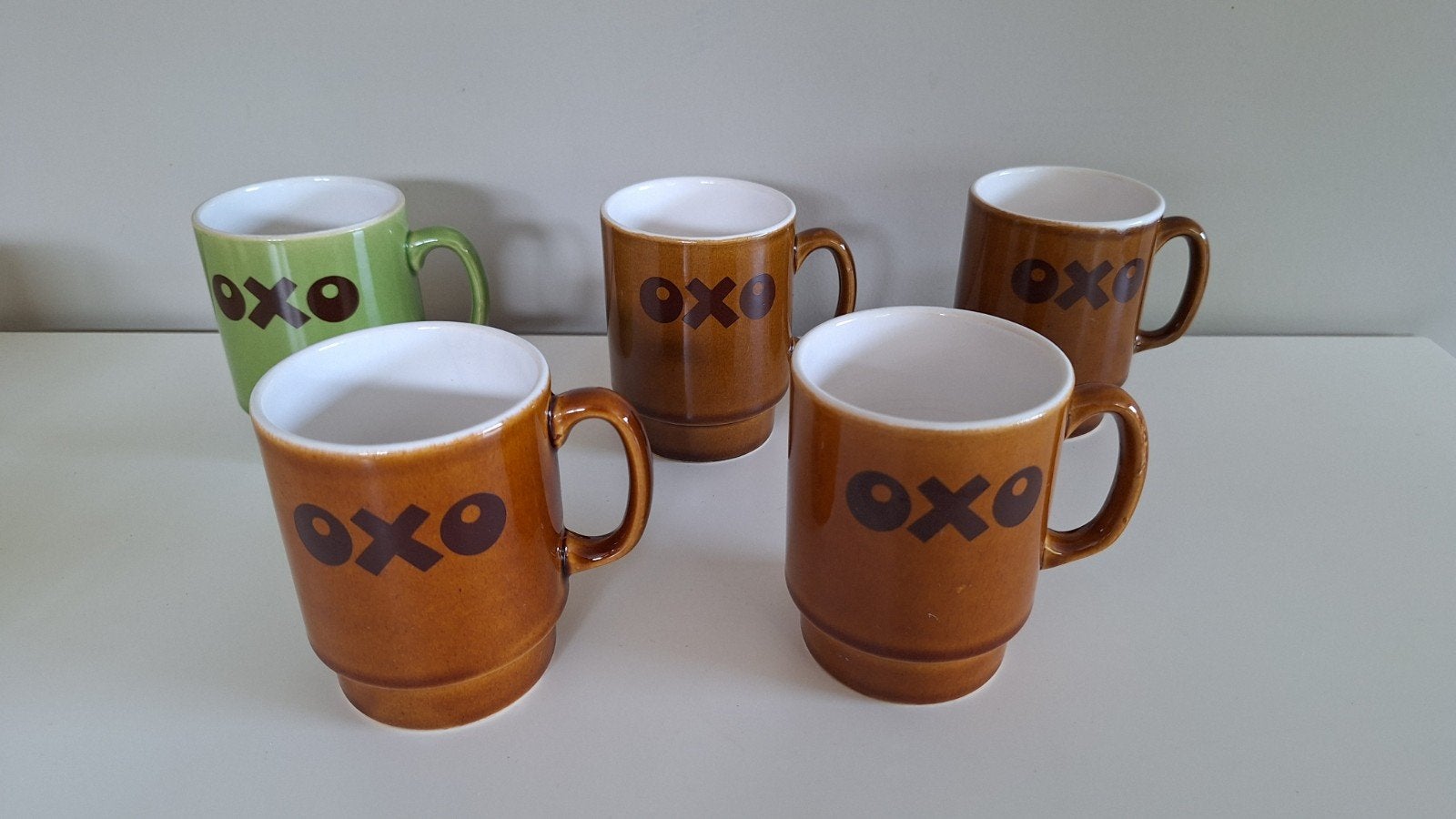 5 prachtige vintage oxo tassen.  4 bruine en 1 groene, Ophalen of Verzenden, Zo goed als nieuw, Kop(pen) en/of Schotel(s)