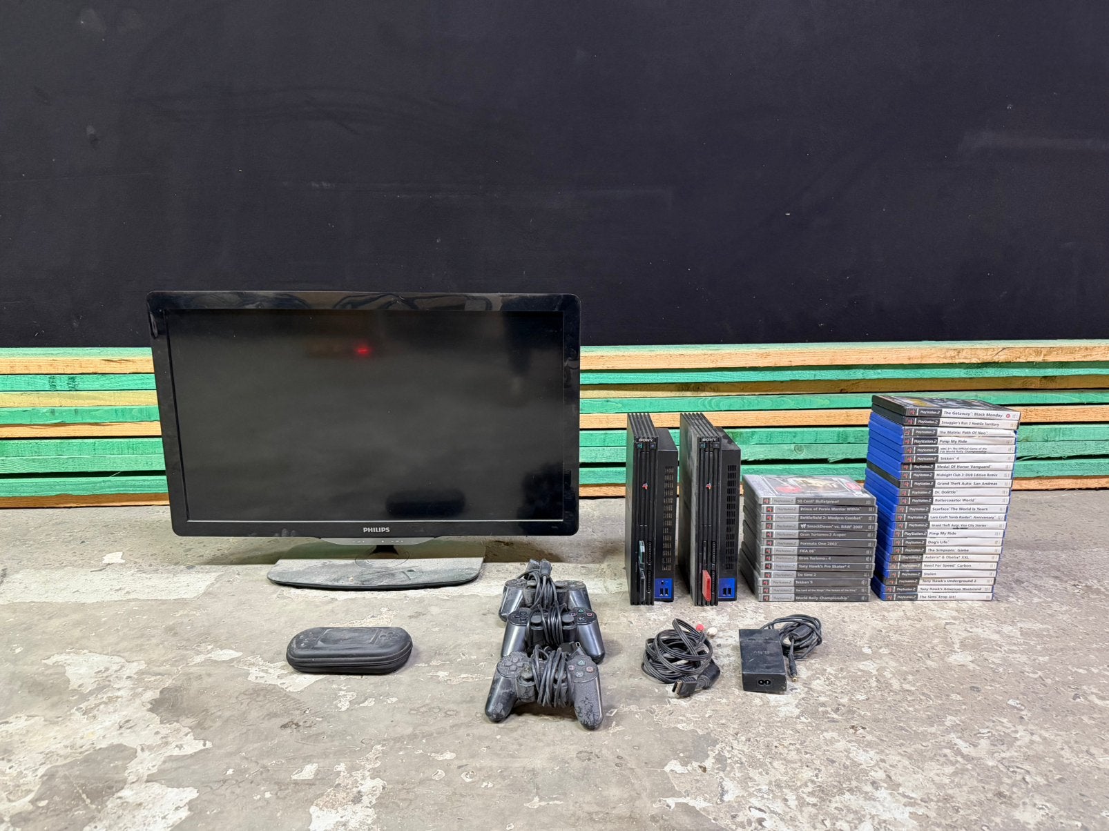 Eerst is eerst - Lot met PlayStation 2, monitor, …, Avec 3 manettes ou plus, Enlèvement, Utilisé, Avec jeux