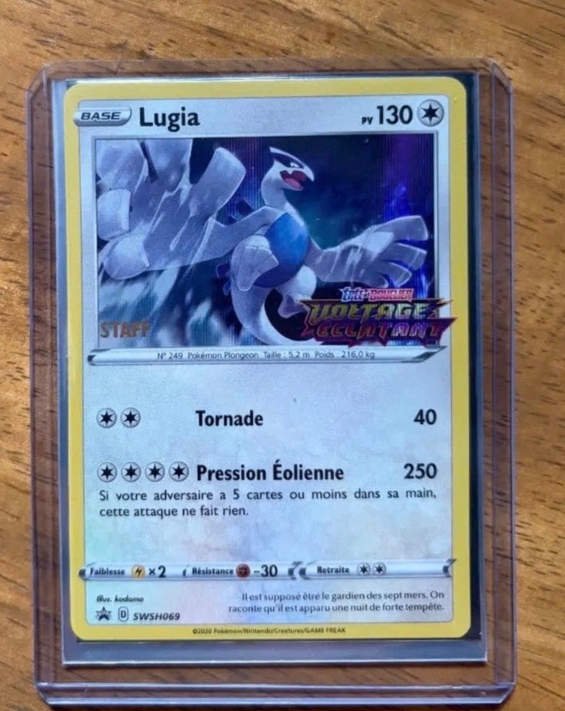 Carte Pokémon Lugia Promo STAFF - SWSH069, Enlèvement, Neuf, Cartes en vrac, Foil