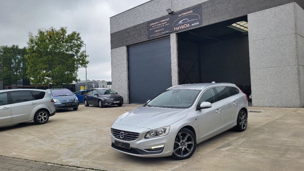 Volvo V60 2.0 D3 avec 5 cylindres de 2015 bonne etat, Autos, Achat, Boîte manuelle, Entretenue par le concessionnaire, Noir