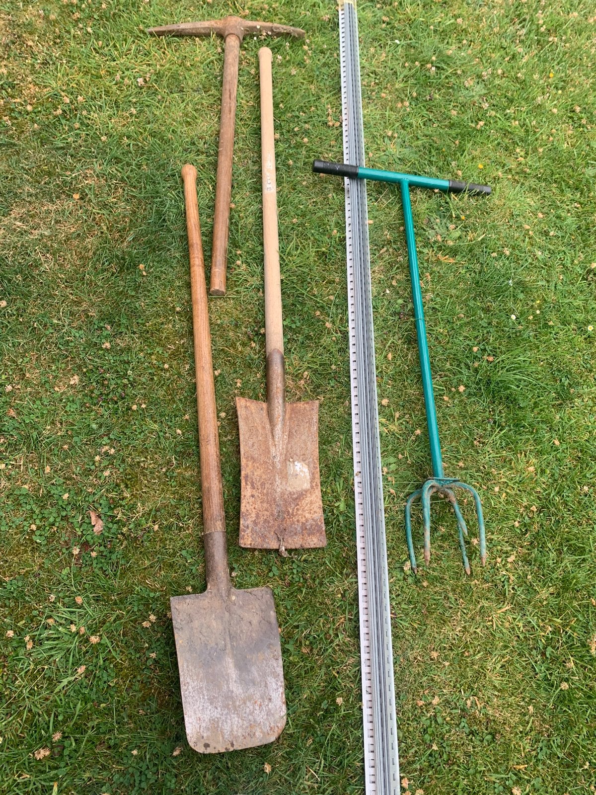 Outils de jardinage + cornières 20€, Jardin & Terrasse, Outils à main, Enlèvement, Utilisé, Pioche