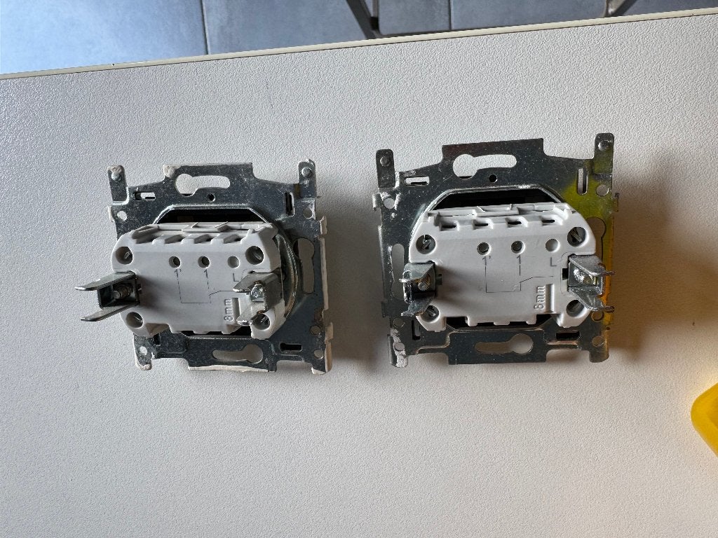 2 x Interrupteur unipolaire Niko Blanc, Bricolage & Construction, Électricité & Câbles, Enlèvement ou Envoi, Comme neuf, Autres marques