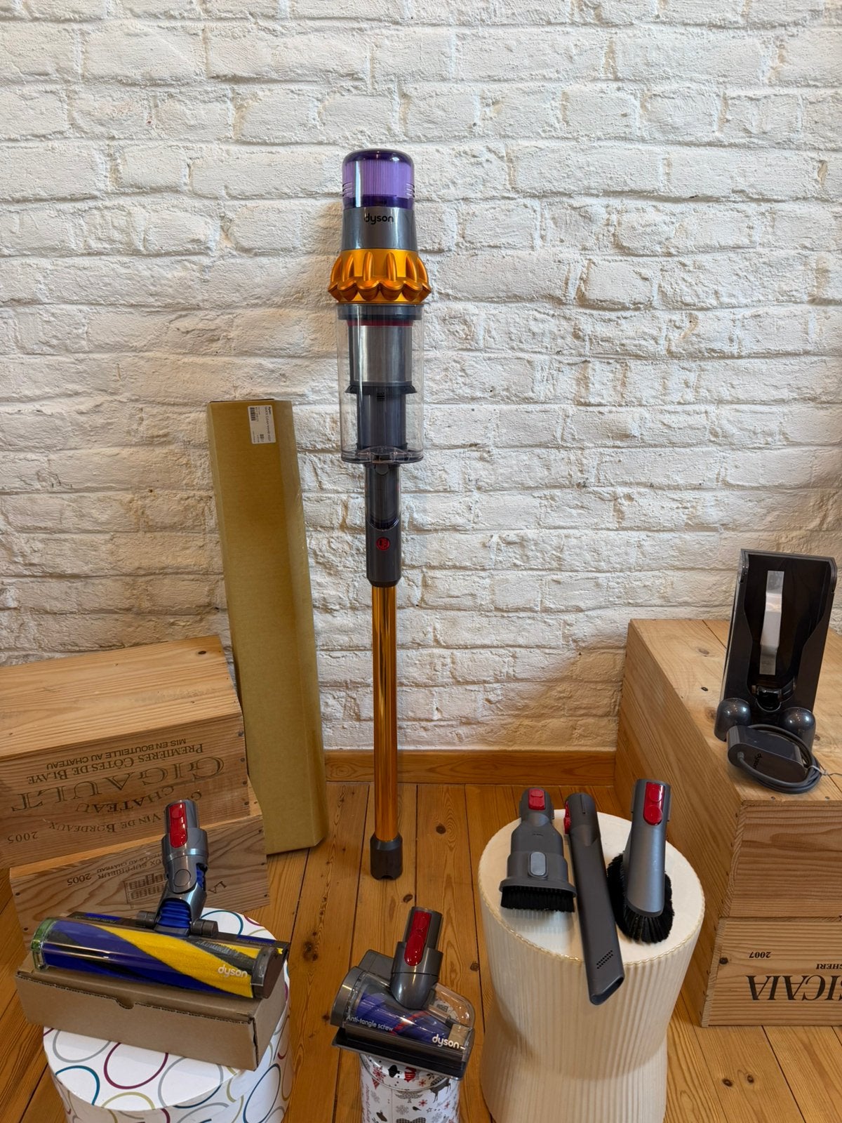 Dyson V15 comme sortie du magasin avec brosse lumière Led., Electroménager, Enlèvement ou Envoi, Réservoir, Aspirateur balai, Comme neuf