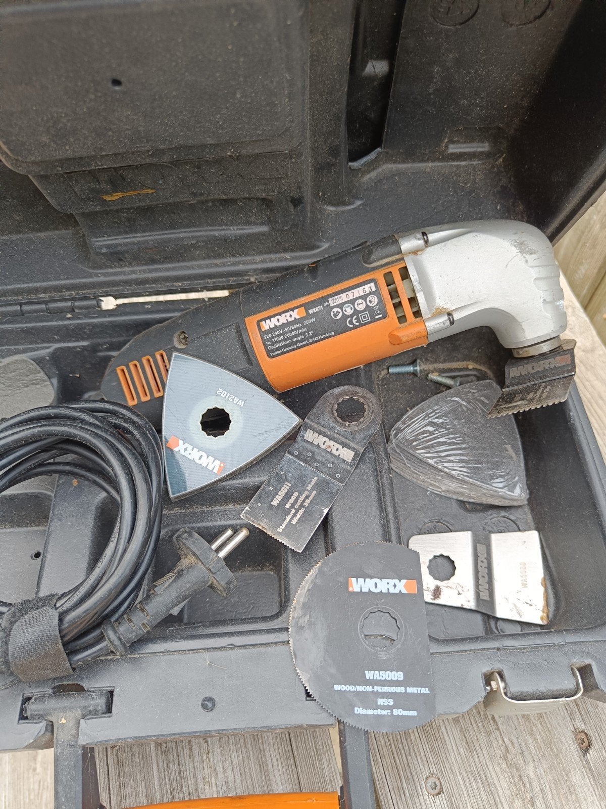 Outil multifonctions de 250 W dans un étui avec accessoires, Enlèvement