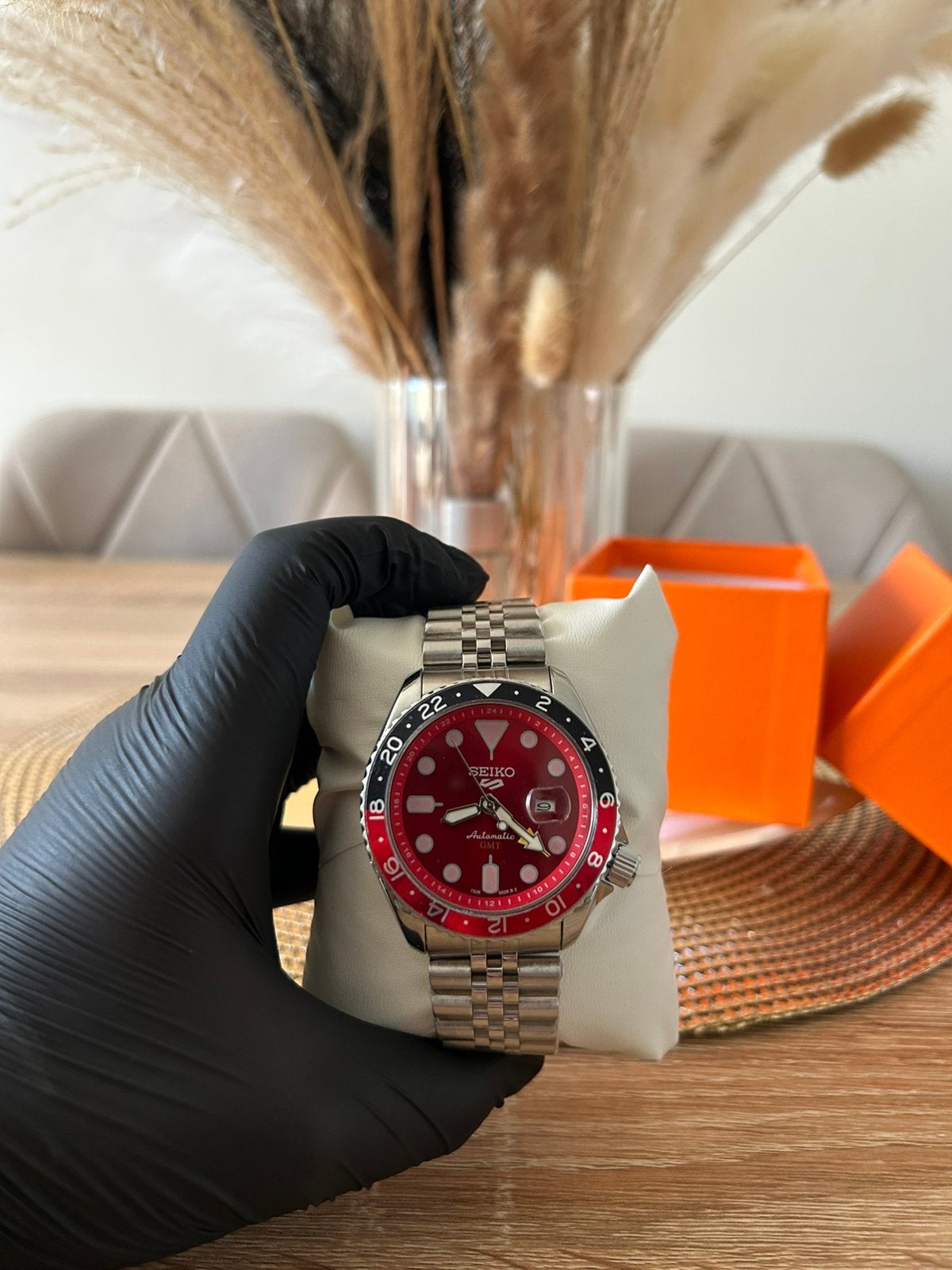 Seiko GMT – Cadran Rouge, Seiko, Enlèvement, Acier, Acier