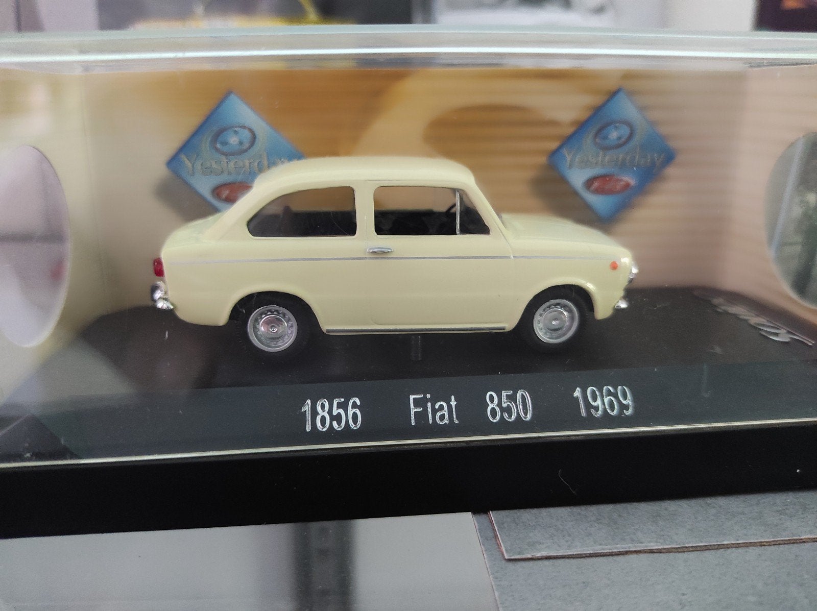 Fiat 850 beige 1969 - 1:43 in vitrinedoosje, Ophalen of Verzenden, Solido