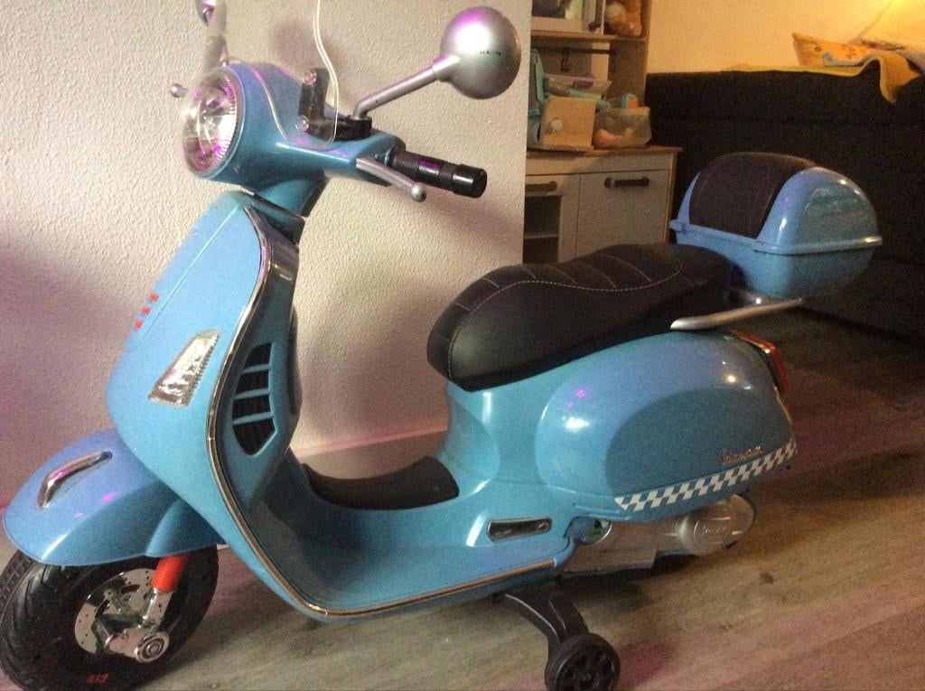 Vespa kinderscooter 12v, Kinderen en Baby's, Speelgoed | Buiten | Accuvoertuigen, Ophalen, Zo goed als nieuw