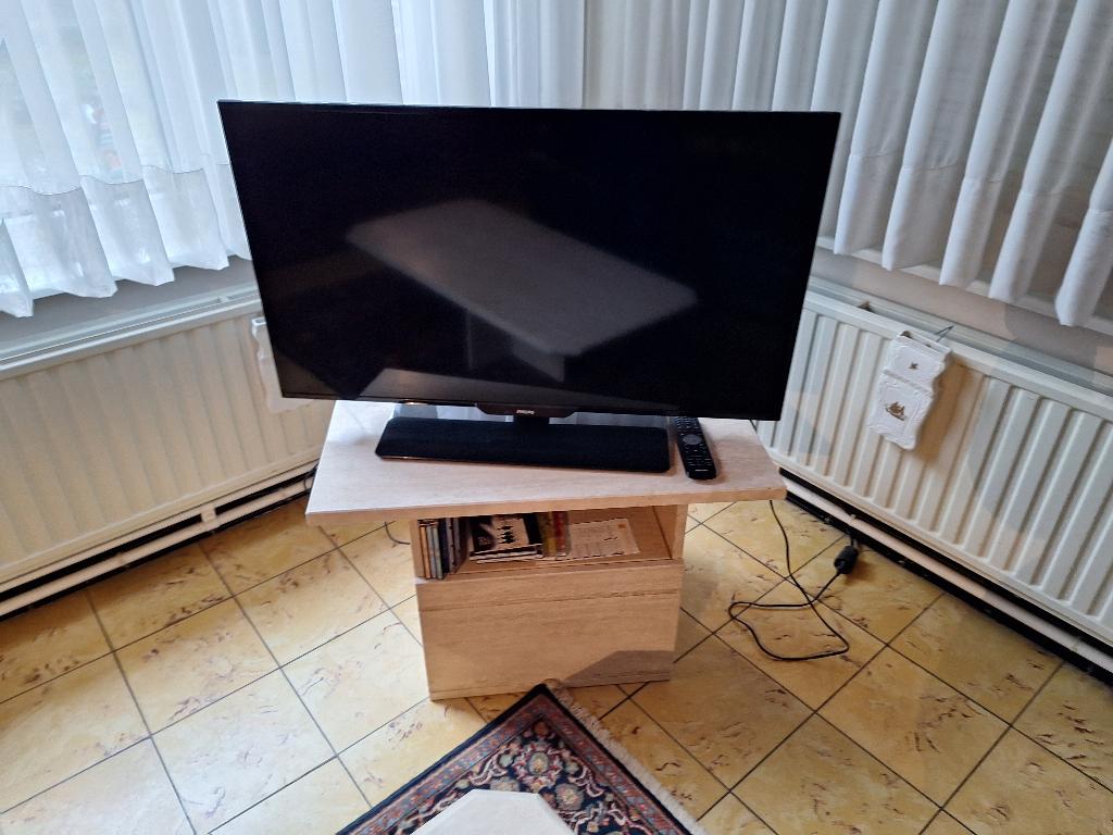 T V en marmeren tafeltje, Ophalen, Zo goed als nieuw, LED, Philips