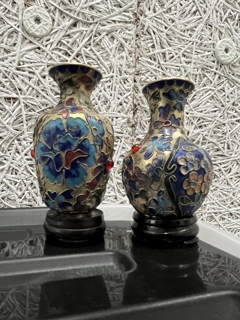 Paar kleine cloisonné vaasjes, Ophalen