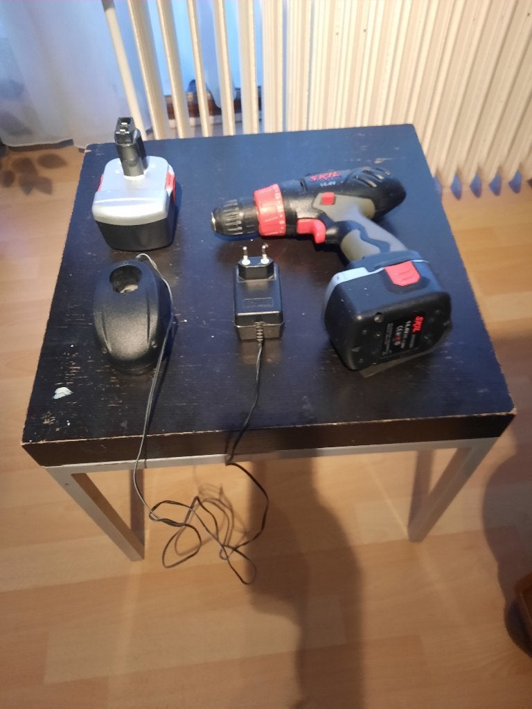 skil Accuschroefboormachine 14.4v met 2 accu's en lader, Doe-het-zelf en Bouw, Ophalen, Gebruikt, Boor- en Schroefmachine, Variabele snelheid