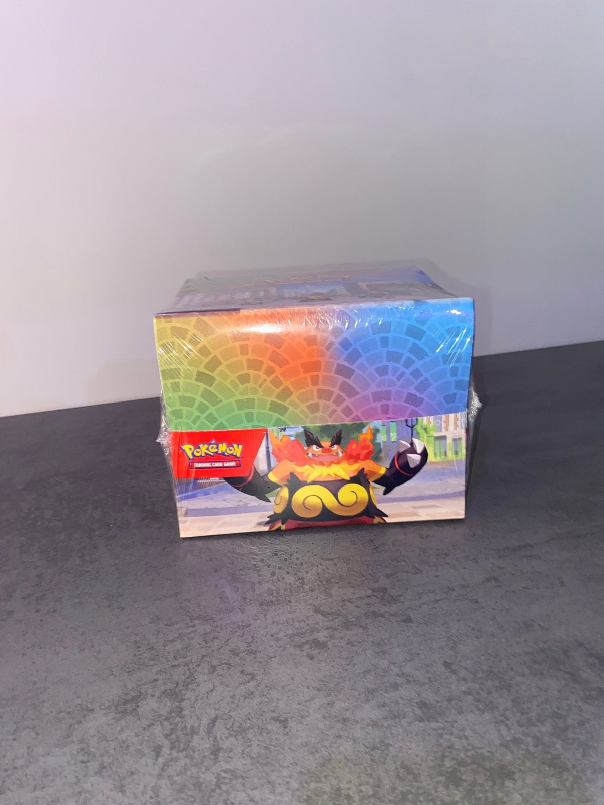 Pokemon lumiose city tin display, Enlèvement ou Envoi, Comme neuf