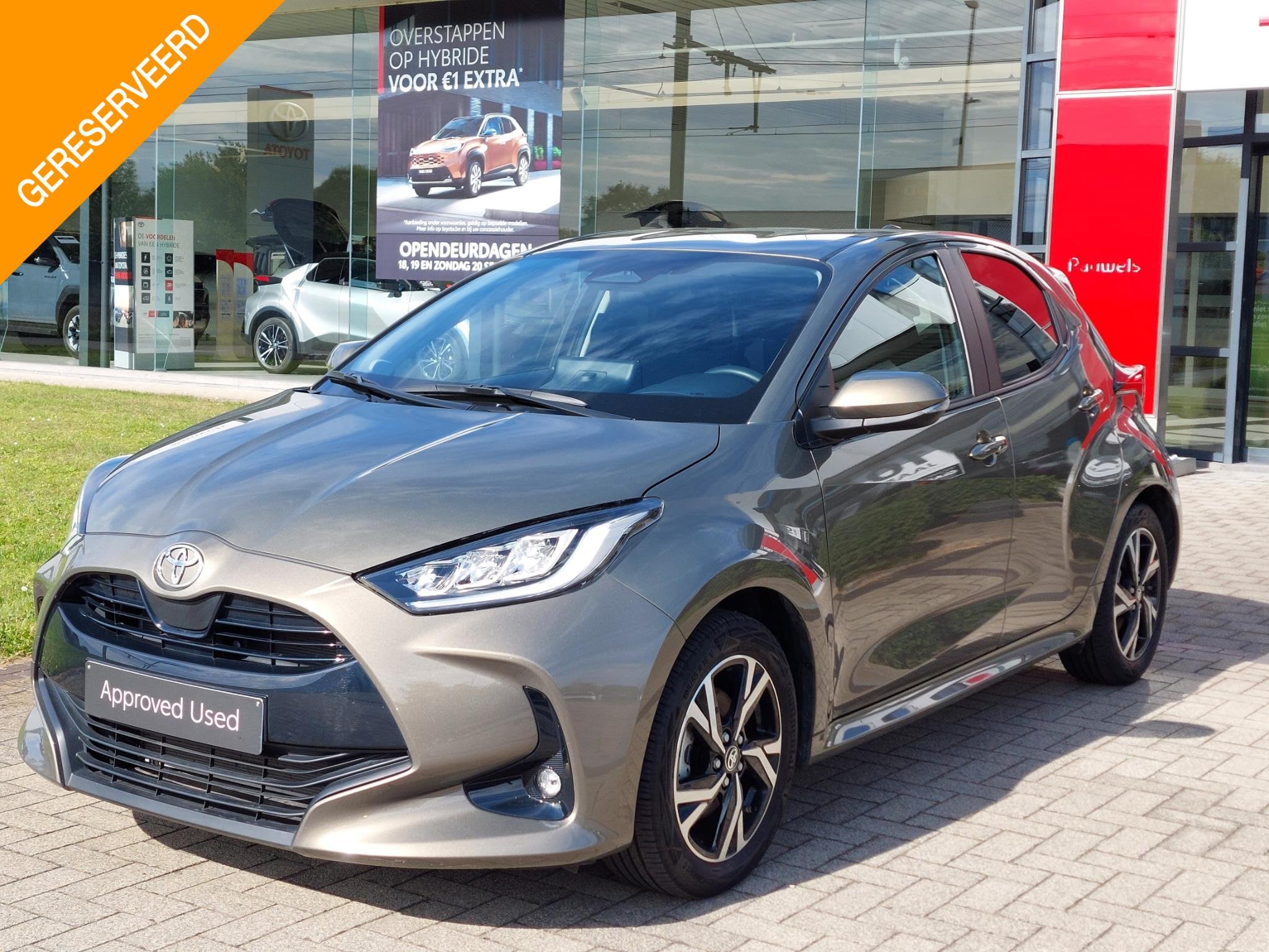Toyota Yaris 1.5 VVT-i Hybrid 85kW Iconic e-CVT, Auto's, Gebruikt, 116 pk, 450 kg, Beige