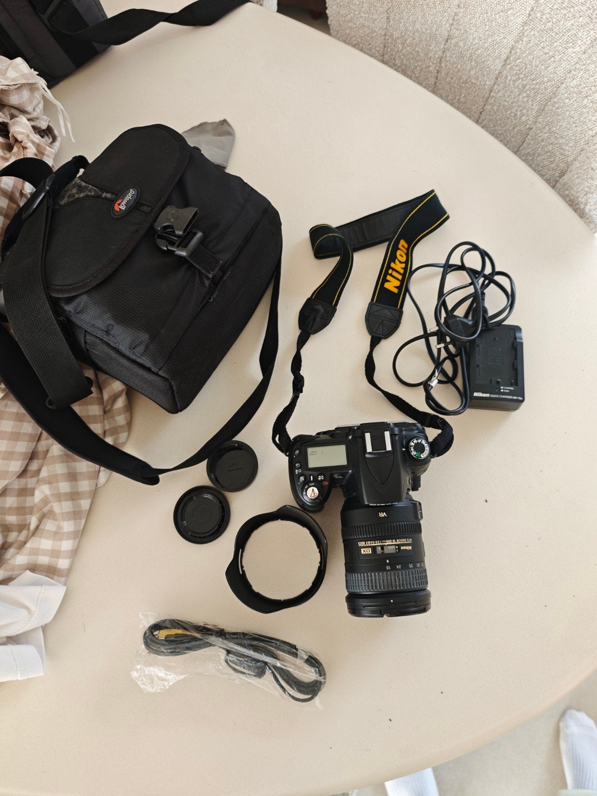 Nikon D90 + AF-S DX 18-200 mm VR II - kit complet avec sac, Stabilisation d'image, Enlèvement, Bouchon de boîtier, Nikon