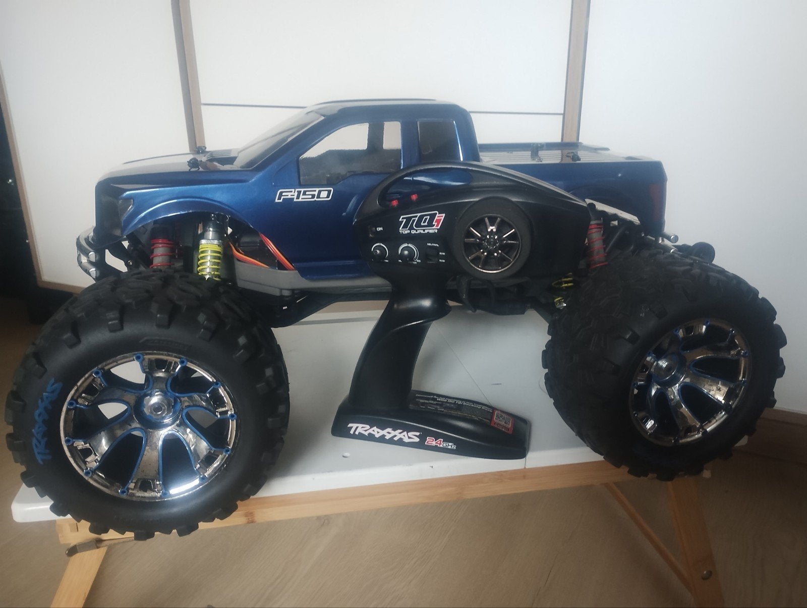 Traxxax Emaxx 4s met Raptor body, Elektro, Auto offroad, Ophalen of Verzenden, Zo goed als nieuw